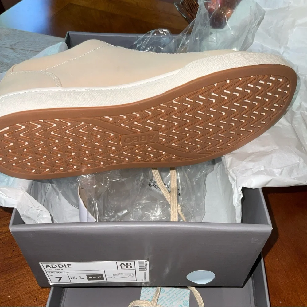 LADIES TAN LEATHER FASHION SNEAKERS, ABEO BRAND, SIZE 7, CUTE & COMFY NWT - Picture 7 of 9